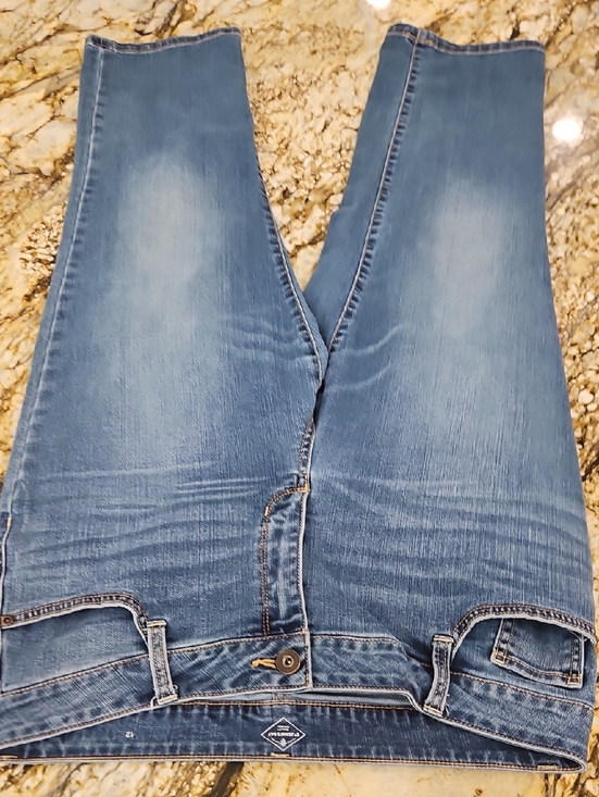 St. John's Bay Denim - St. John's Bay Medium Blue Jeans Cropped Size 12, Inseam 22" Rise 10"